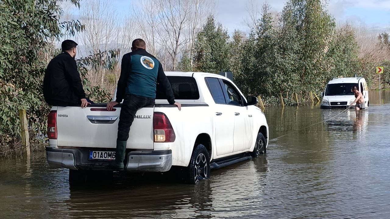 kozanda sel sularinda mahsur kalan araclari ekipler kurtardi 0 9JCwpfPW