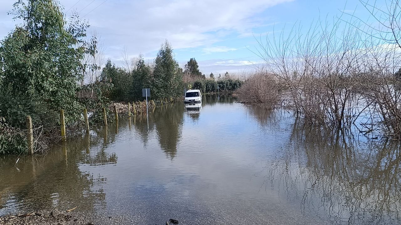 kozanda sel sularinda mahsur kalan araclari ekipler kurtardi 2 dI7r14Q7