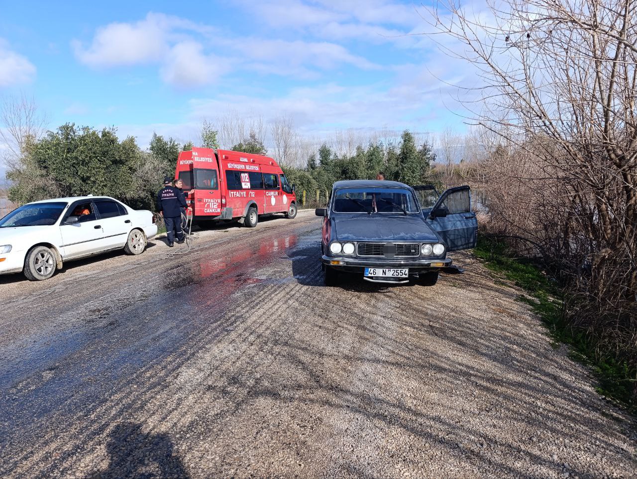 kozanda sel sularinda mahsur kalan araclari ekipler kurtardi 3 qOO4Ie8F