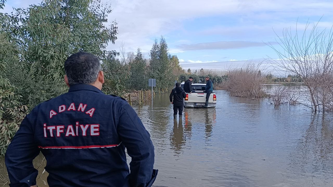 kozanda sel sularinda mahsur kalan araclari ekipler kurtardi 4 aAzrqjHq