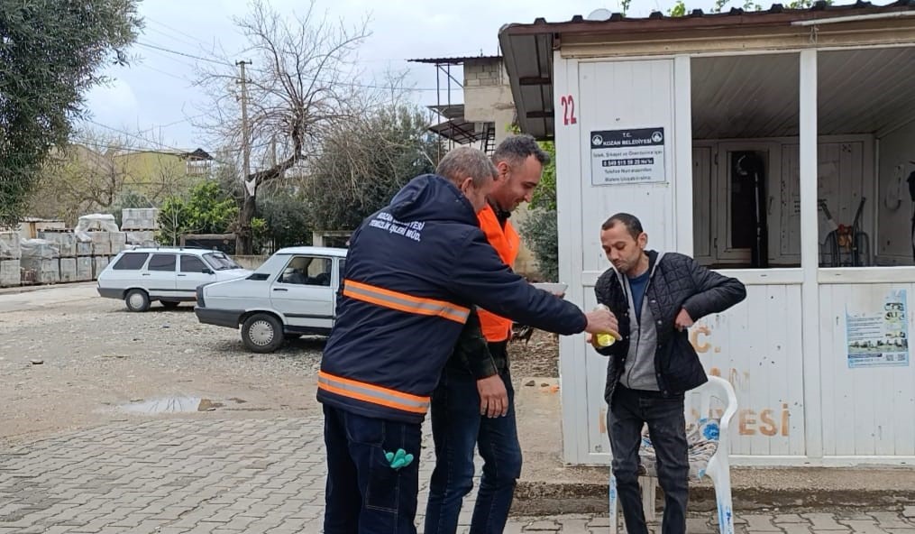 kozanda temizlik iscilerinden anlamli bayramlasma 0 WWHCPEnY