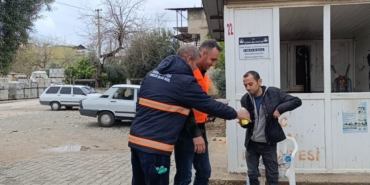 kozanda-temizlik-iscilerinden-anlamli-bayramlasma-xElgMN5Q.jpg