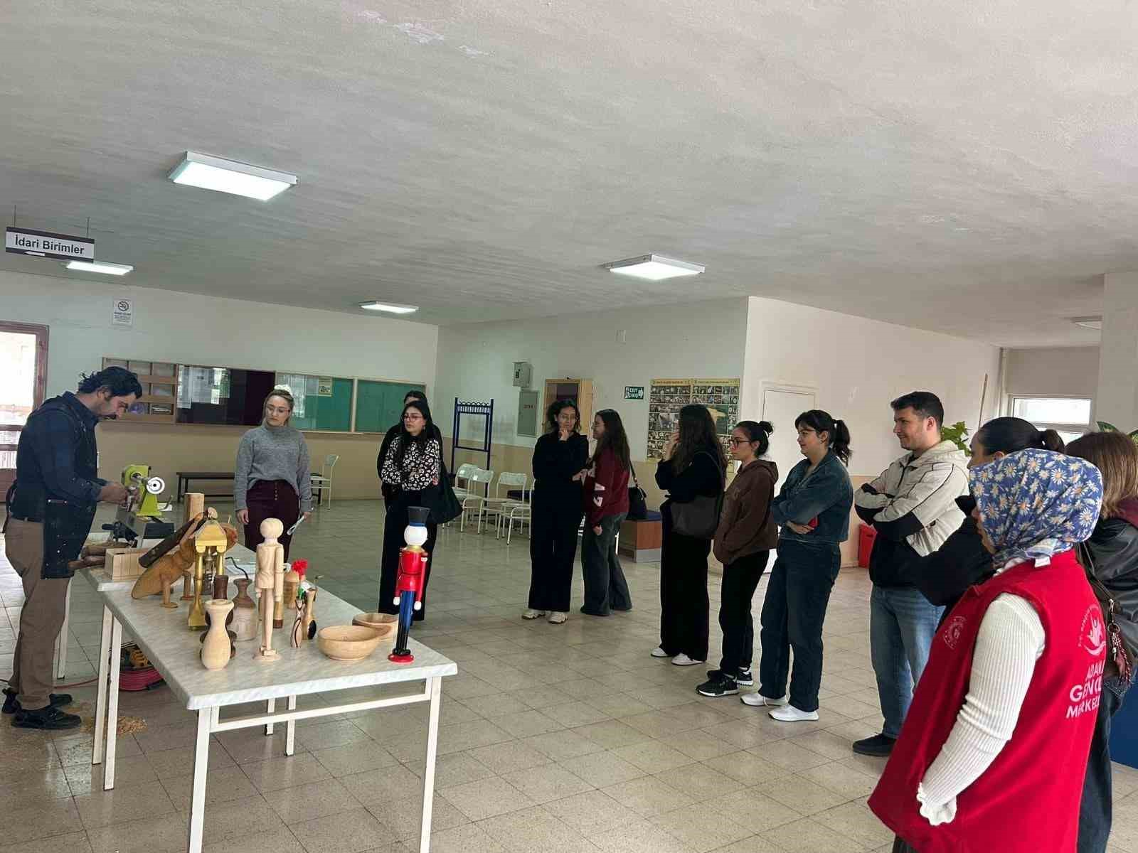 kozanda universite ogrencilerinin ahsap sanati mesaisi 1 VSYblfM1
