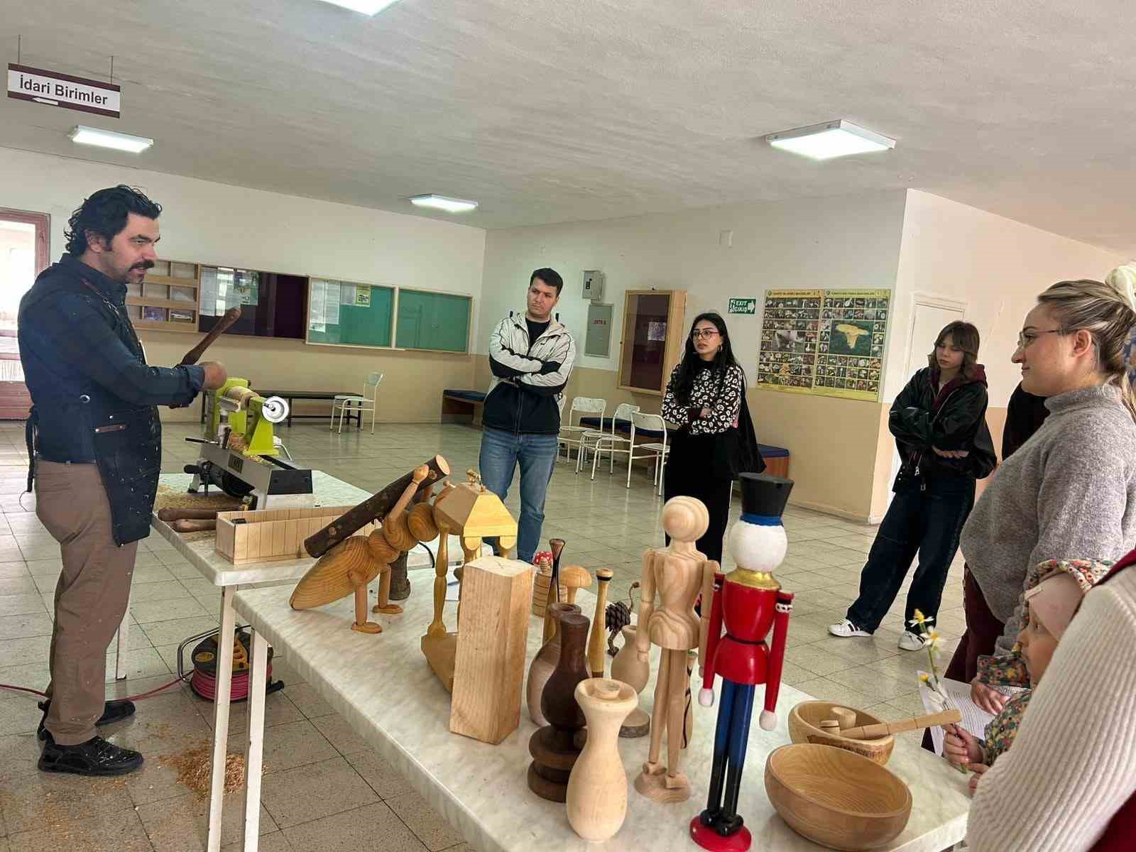 kozanda universite ogrencilerinin ahsap sanati mesaisi 2 KXaM1Q98