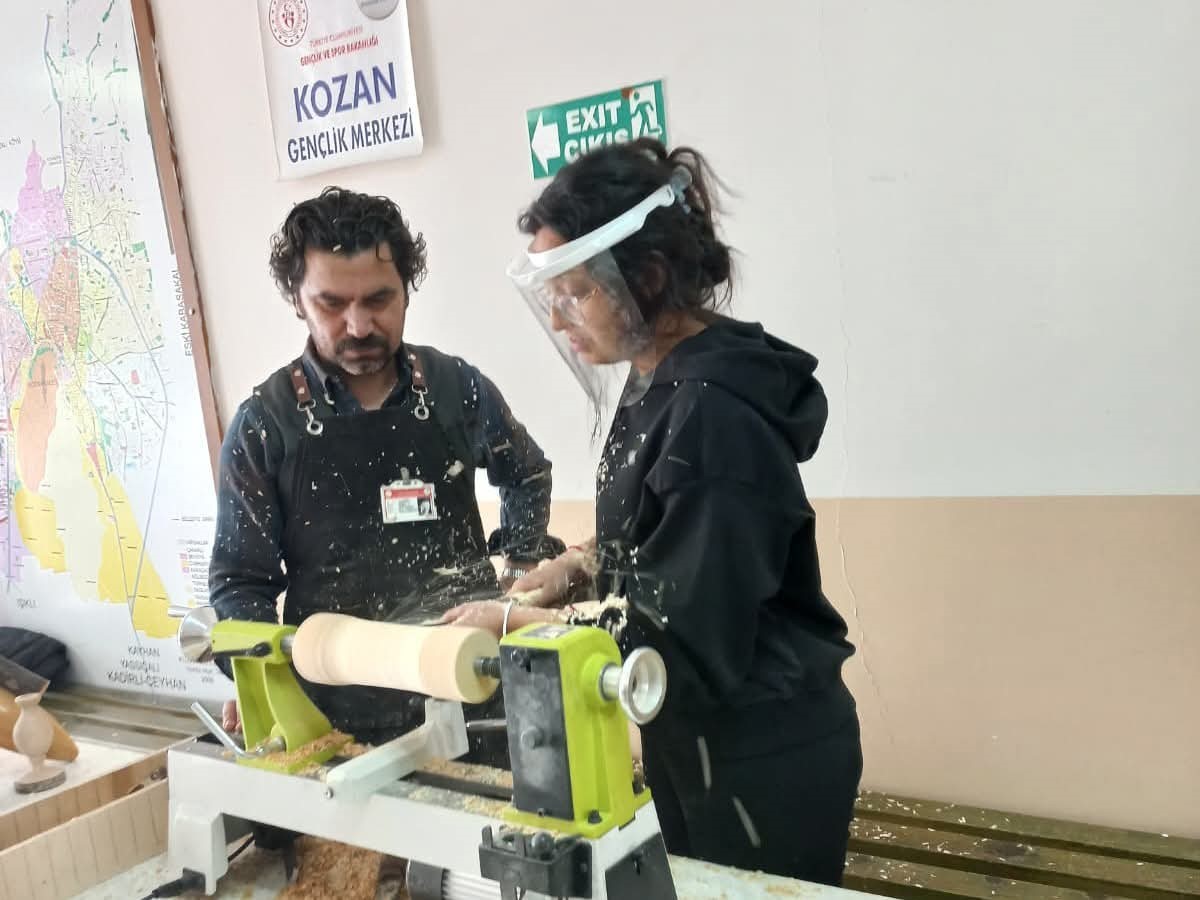kozanda universite ogrencilerinin ahsap sanati mesaisi 3 szcJE3A3