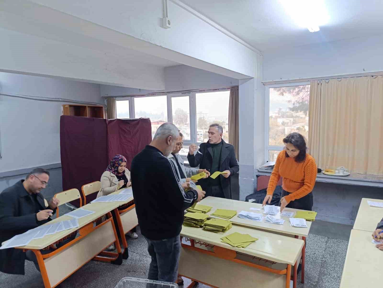 kozanda yeni muhtar 2 oy farkla secildi 1 8cBSdtaC