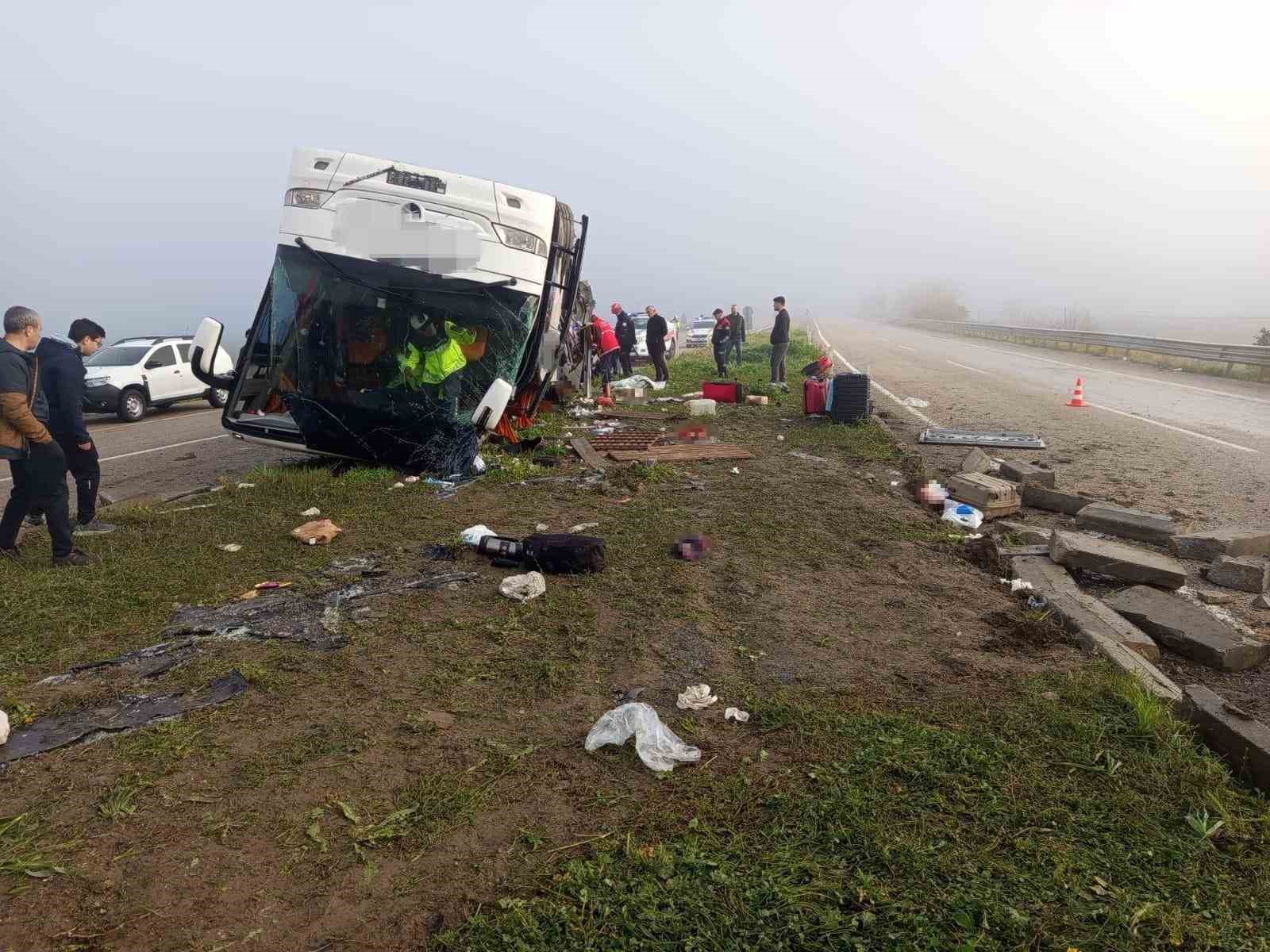 kozanda yolcu otobusu devrildi 2 olu 17 yarali 0 wUjQw871
