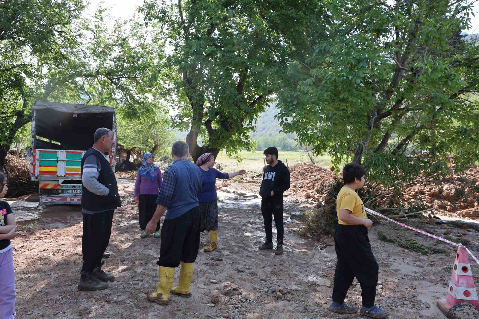 kozandaki selde hayvanlari telef olan kadin bir anda sel geldi ahirin ustunu asti 4 8T6wuCwJ