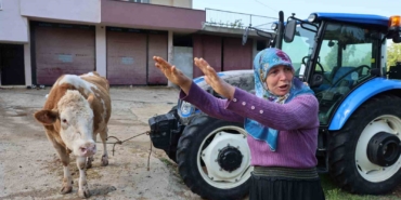 kozandaki-selde-hayvanlari-telef-olan-kadin-bir-anda-sel-geldi-ahirin-ustunu-asti-GvY4LMJN.jpg