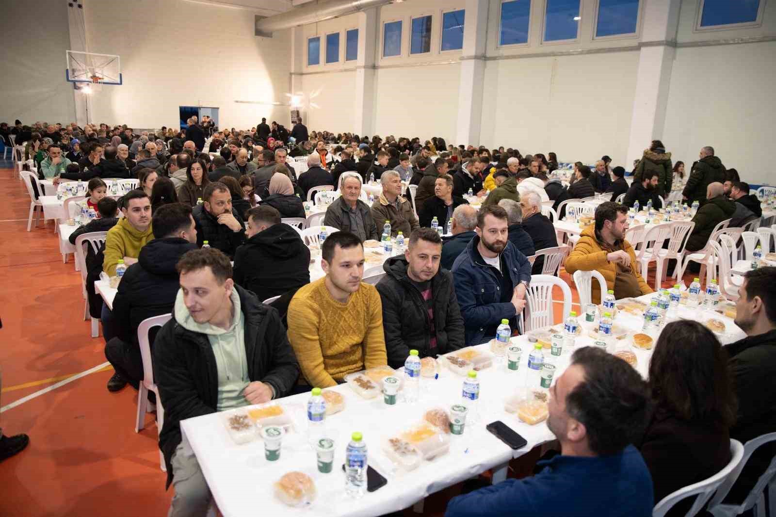 kozlukebir domrukoyde yuzlerce kisi iftarda bulustu 2 jTDTfvlj