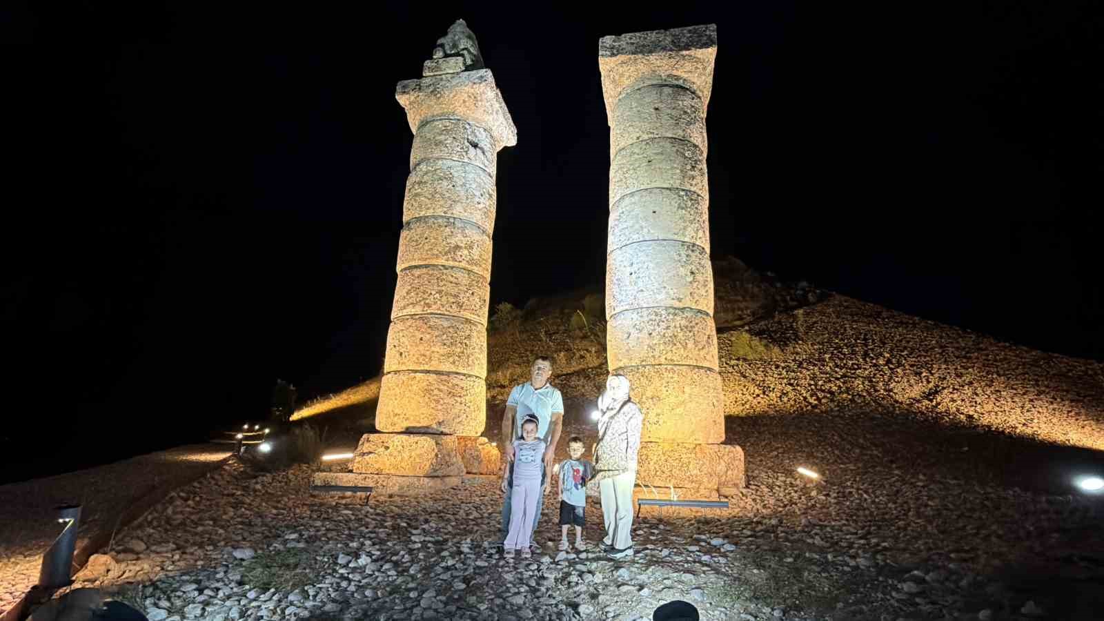 Kraliçeler mezarlığı gece de ziyarete açıldı 8 kraliceler mezarligi gece de ziyarete acildi 4 IZ7aRrQu