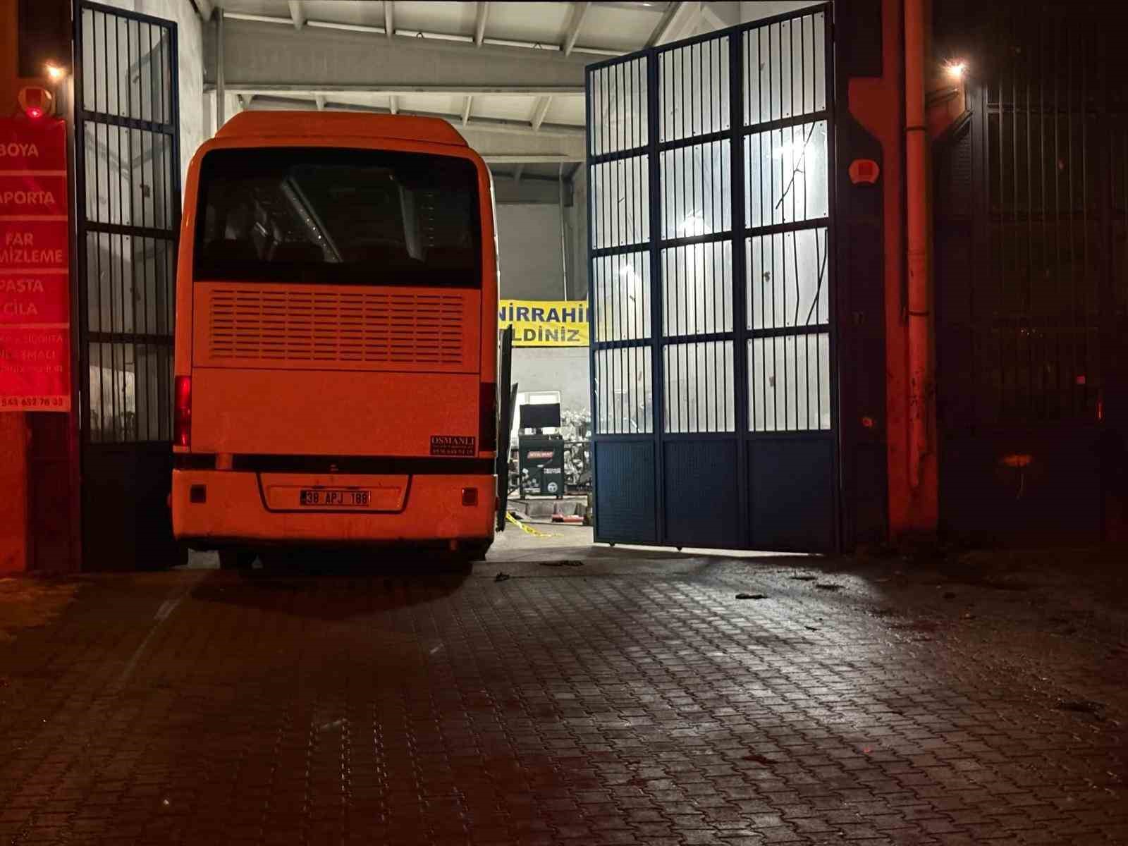 krikonun kaymasi ile otobusun altinda kalan tamirci hayatini kaybetti 0 OQePMMjN