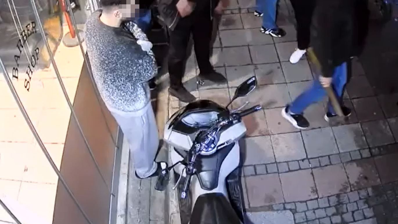 kuafor dukkanina baltali saldiri kamerada 0 523HChZQ
