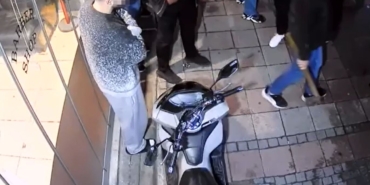 kuafor-dukkanina-baltali-saldiri-kamerada-FDkHTHee.jpg