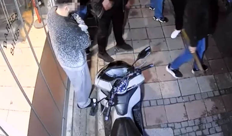 kuafor-dukkanina-baltali-saldiri-kamerada-FDkHTHee.jpg