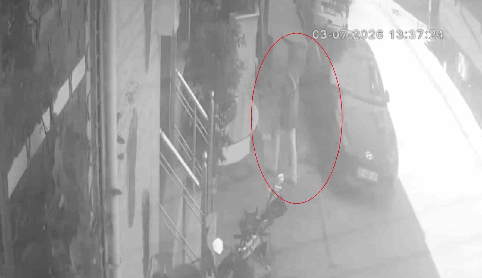 Kuaförde 3 bin 400 liralık işlem yaptırdı, ücret ödemeden kaçtı 4 kuaforde 3 bin 400 liralik islem yaptirdi ucret odemeden kacti 0 JJvuMBjX