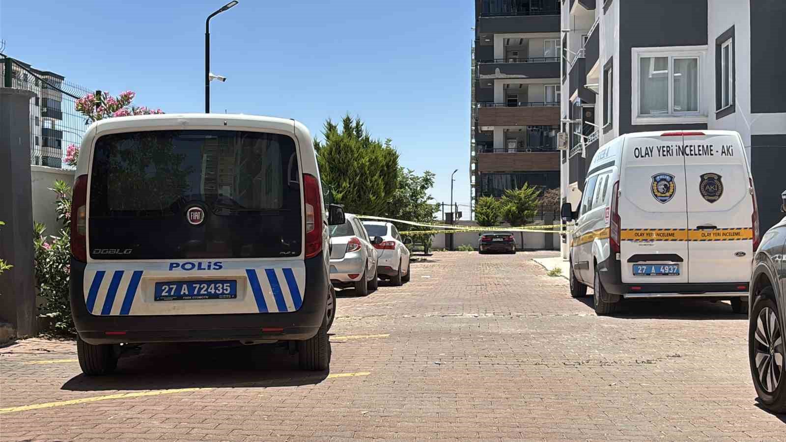 kucagina aldigi cocuguyla 8inci kattan atladi anne oldu cocuk agir yaralandi 0 WOTfskQm