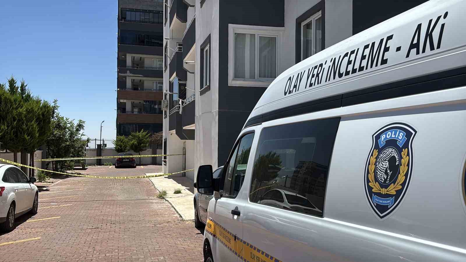 kucagina aldigi cocuguyla 8inci kattan atladi anne oldu cocuk agir yaralandi 1 qUWimdcB