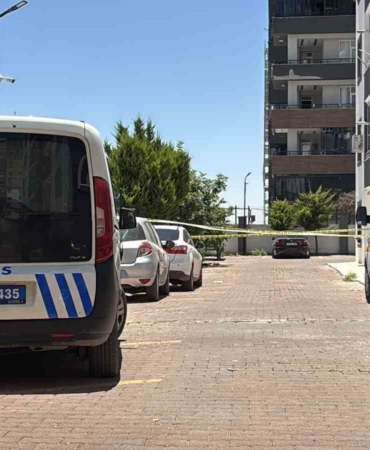 kucagina-aldigi-cocuguyla-8inci-kattan-atladi-anne-oldu-cocuk-agir-yaralandi-UNpkkbTY.jpg