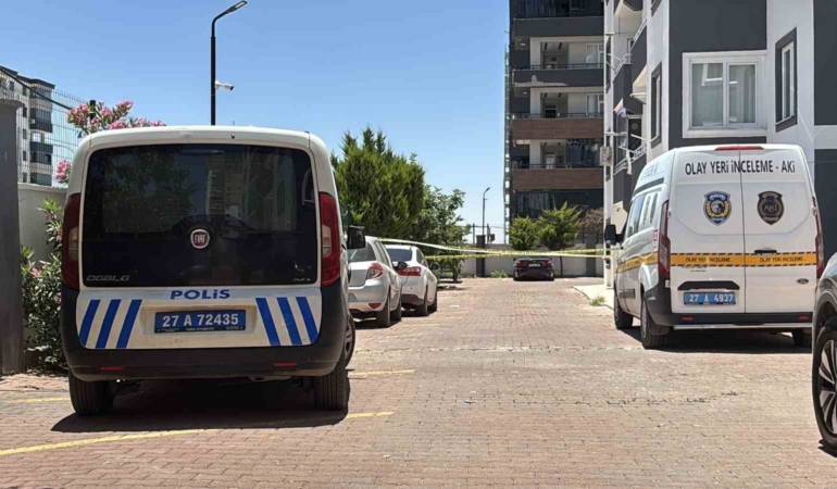 kucagina-aldigi-cocuguyla-8inci-kattan-atladi-anne-oldu-cocuk-agir-yaralandi-UNpkkbTY.jpg