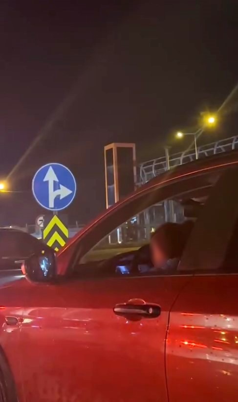 kucaginda cocukla arac kullanan surucuye tepki yagdi 0