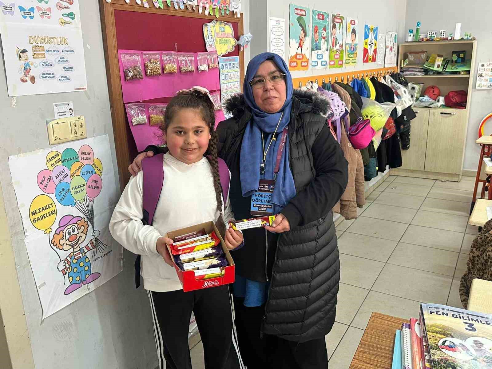 kucuk aysimadan ogretmenlerine duygulandiran surpriz 0 KLBP65Mn
