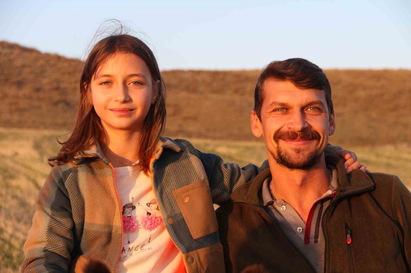 kucuk kiz baba meslegi cobanligi devam ettiriyor eseginin uzerinde koyunlarini guduyor 11 7ge6uV3e