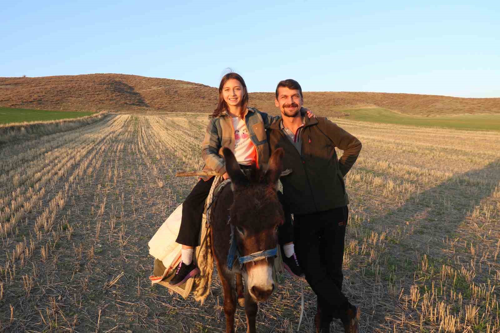 kucuk kiz baba meslegi cobanligi devam ettiriyor eseginin uzerinde koyunlarini guduyor 3 TgudLFQi
