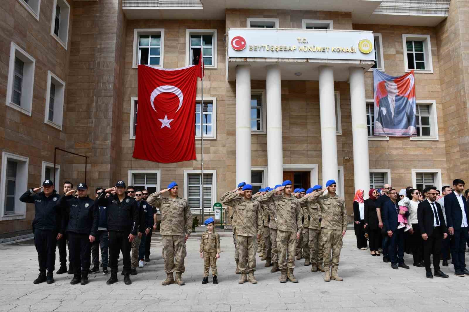 kucuk kiz kolluk kuvvetleriyle selam durdu 0 zVqAzNvX