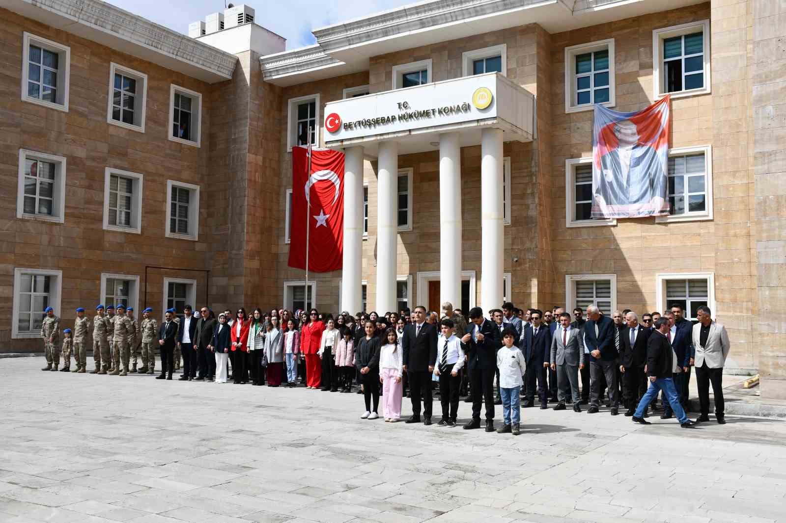 kucuk kiz kolluk kuvvetleriyle selam durdu 1