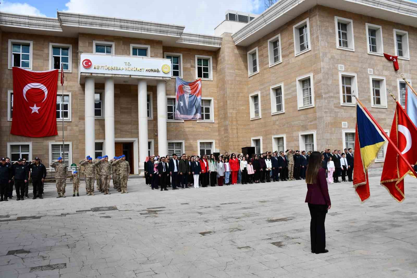 kucuk kiz kolluk kuvvetleriyle selam durdu 2 rZMLqzUE