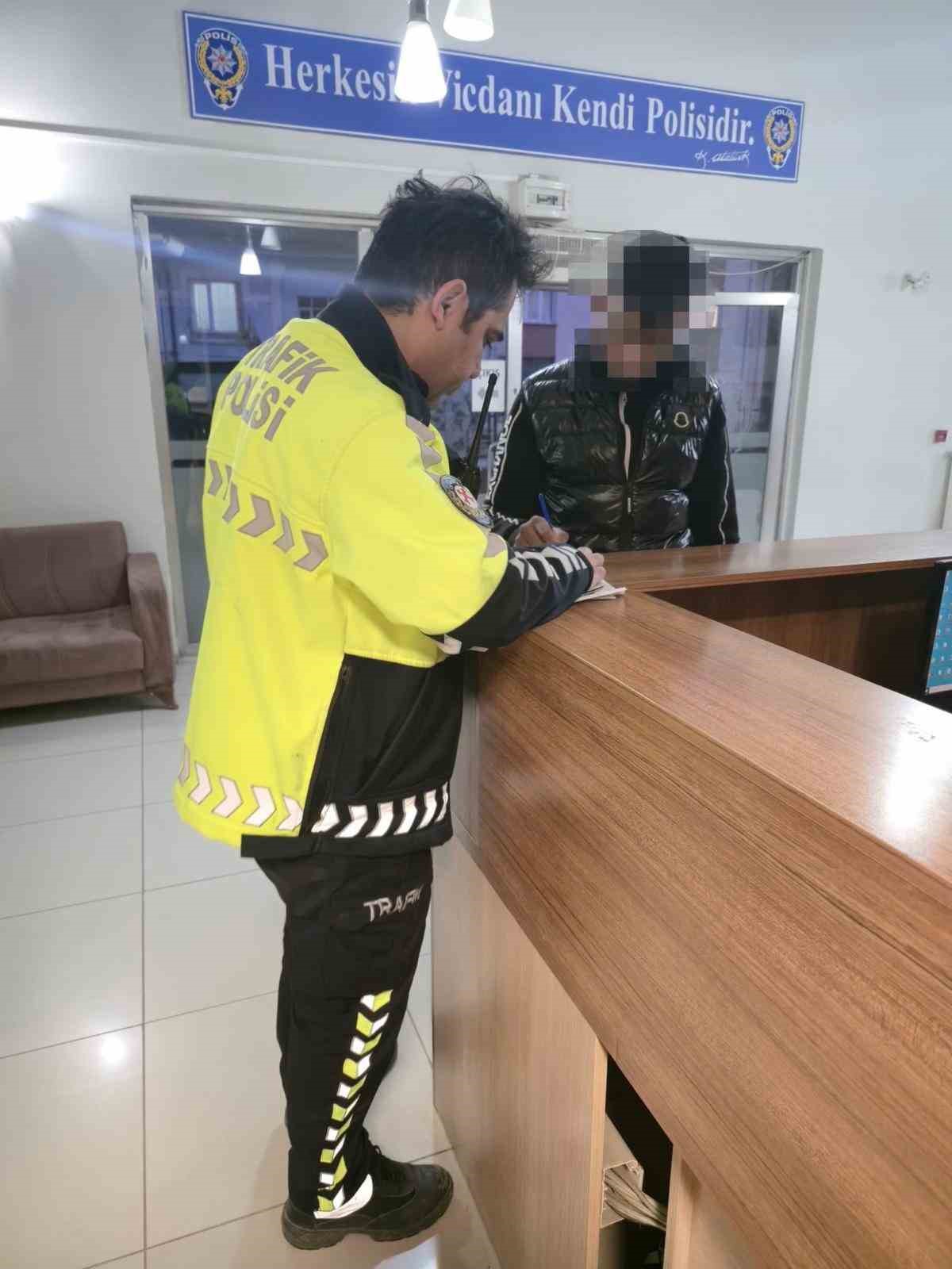 kucuk kiza carpti arkasina bile bakmadan kacti 0 YuKFh72z