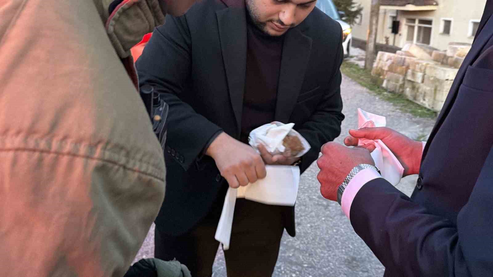 kucuk kizin duyarliligi sayesinde 2 yavru kedi kurtarildi 2 bmiWgXhV