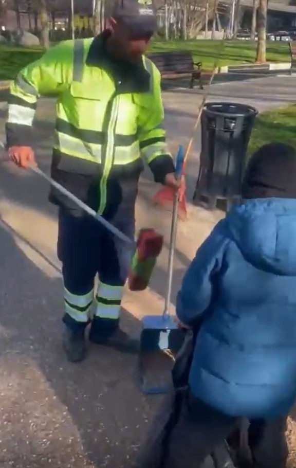 kucuk ogluyla birlikte calisan temizlik iscisi duygulandirdi 0 8M2dc2FY