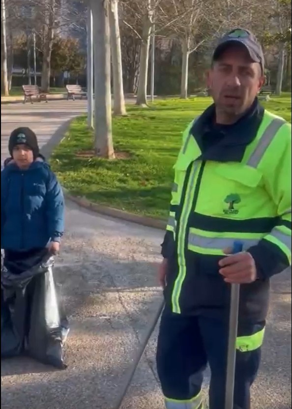 kucuk ogluyla birlikte calisan temizlik iscisi duygulandirdi 1 tDb2sNGp