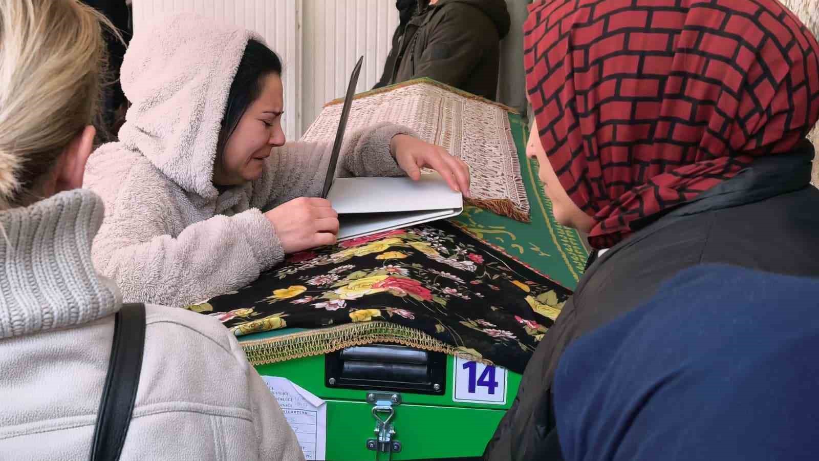kucuk oyku gozyaslari arasinda topraga verildi 0 QMjBq1Tg