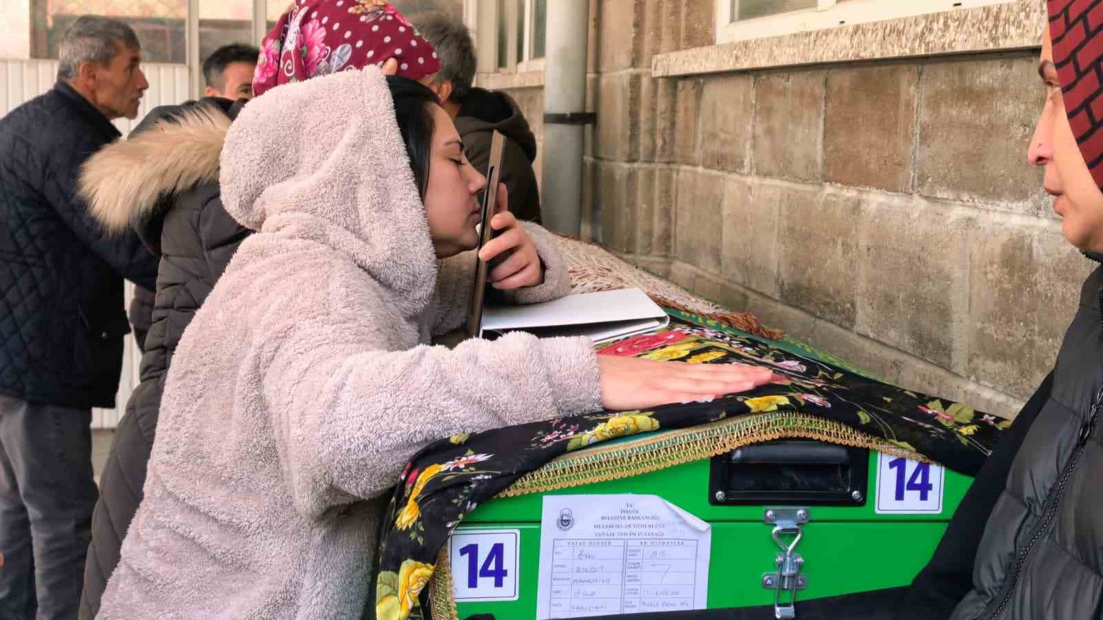kucuk oyku gozyaslari arasinda topraga verildi 1 F7bTiWRP