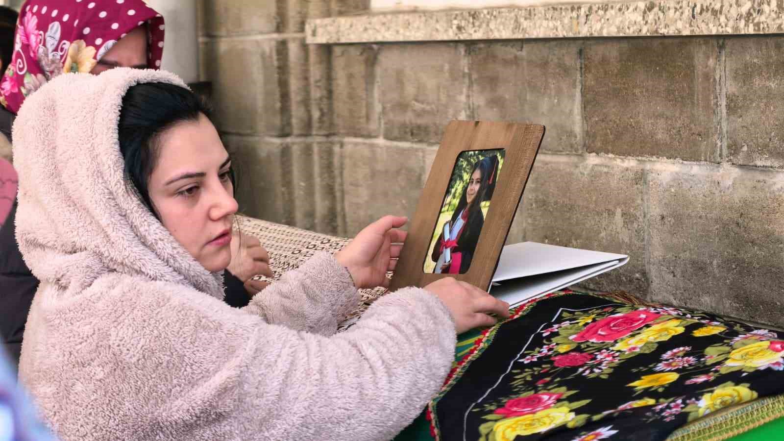 kucuk oyku gozyaslari arasinda topraga verildi 4 Ii8UyNbH
