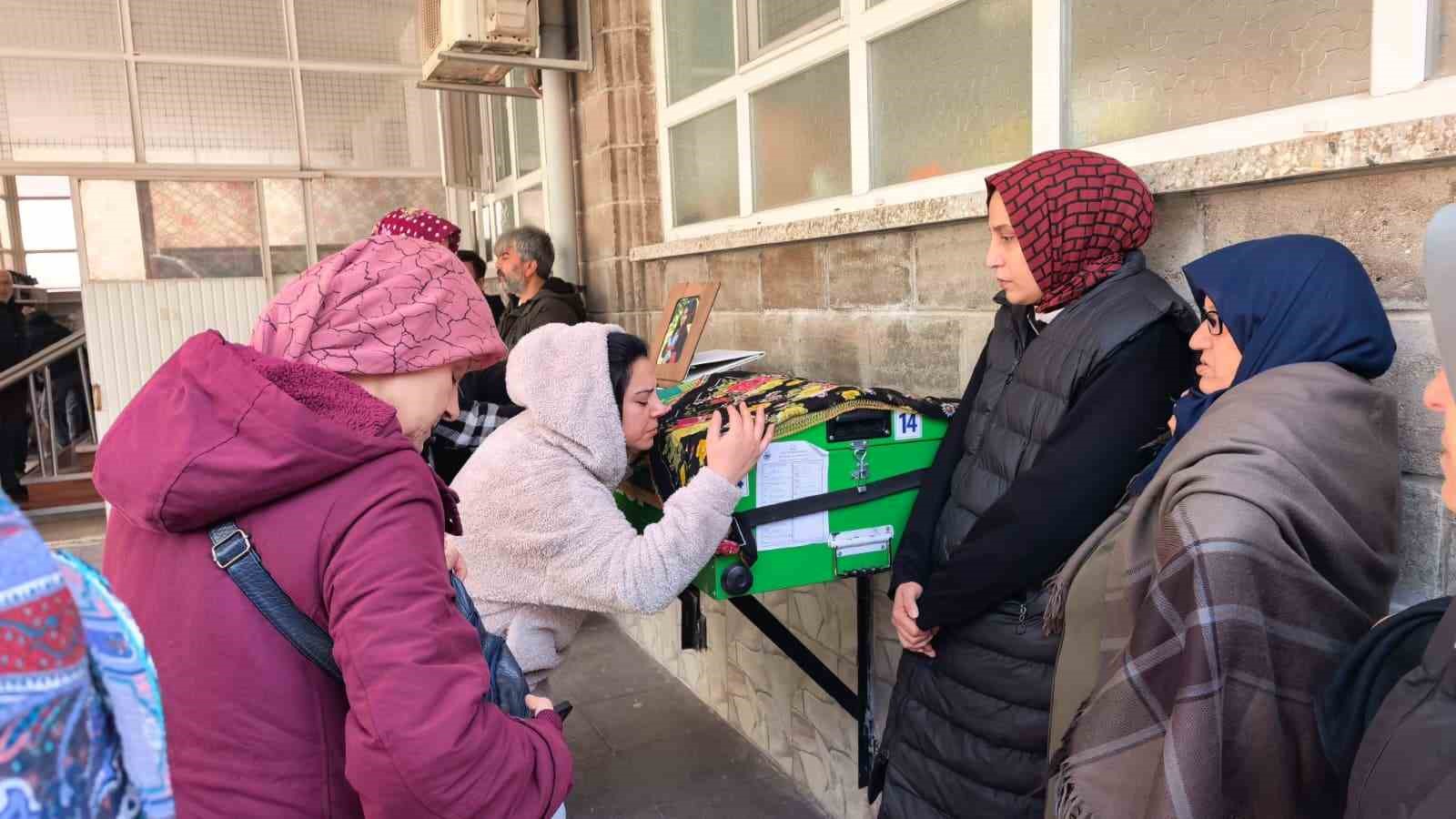 kucuk oyku gozyaslari arasinda topraga verildi 5 5u5J9s34