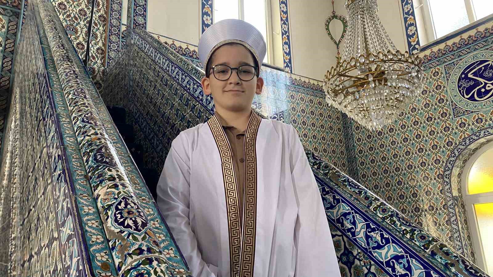 kucuk yasta buyuk an 9 yasinda 3 bin kisiye ilk hutbesini okudu 2 PMPu3JOr
