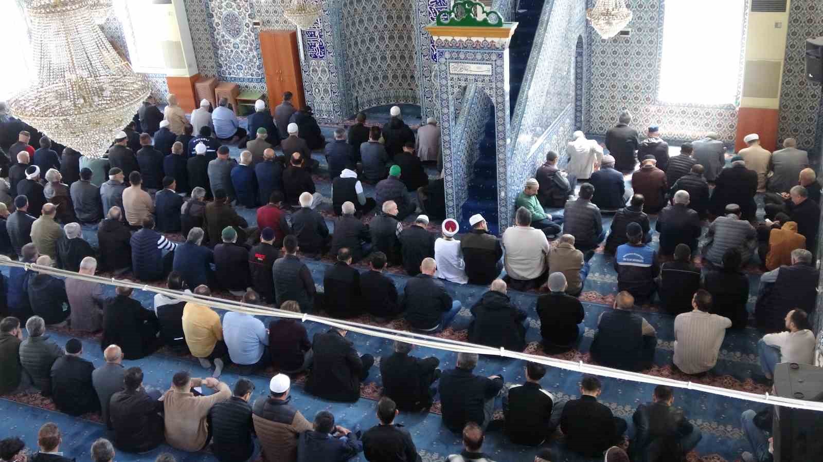 kucuk yasta buyuk an 9 yasinda 3 bin kisiye ilk hutbesini okudu 6 lTuw4EIP