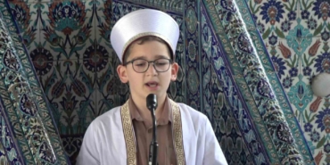 kucuk-yasta-buyuk-an-9-yasinda-3-bin-kisiye-ilk-hutbesini-okudu-CY73eS2R.jpg