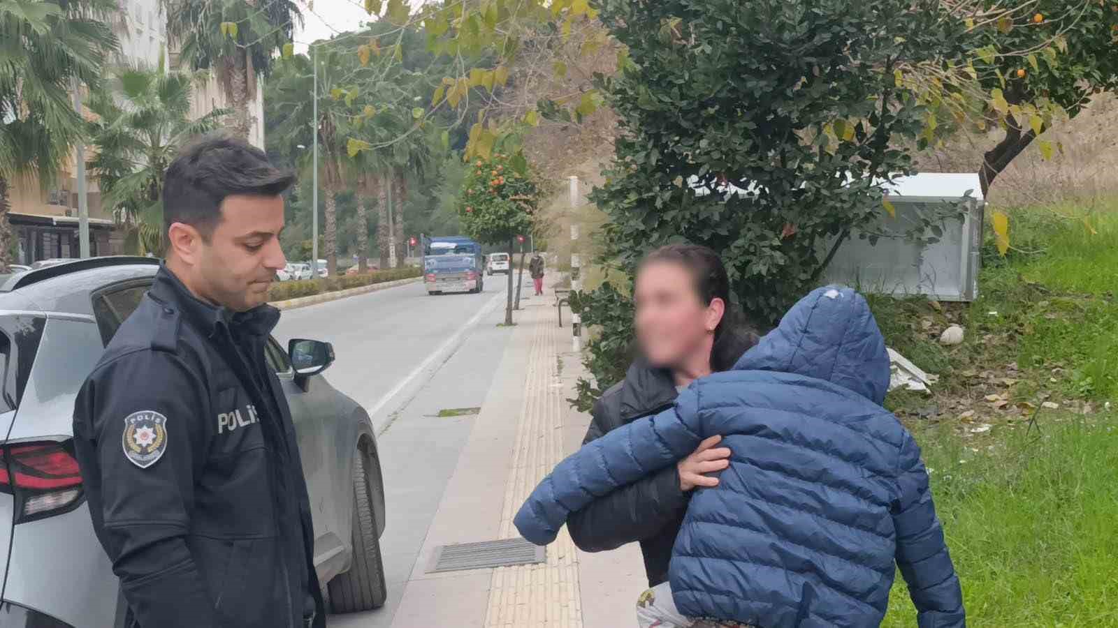 Küçük yaştaki çocuğu evde tek başına bıraktı, komşuların ihbarı ekipleri alarma geçirdi 5 kucuk yastaki cocugu evde tek basina birakti komsularin ihbari ekipleri alarma gecirdi 1 vKYyn5qb