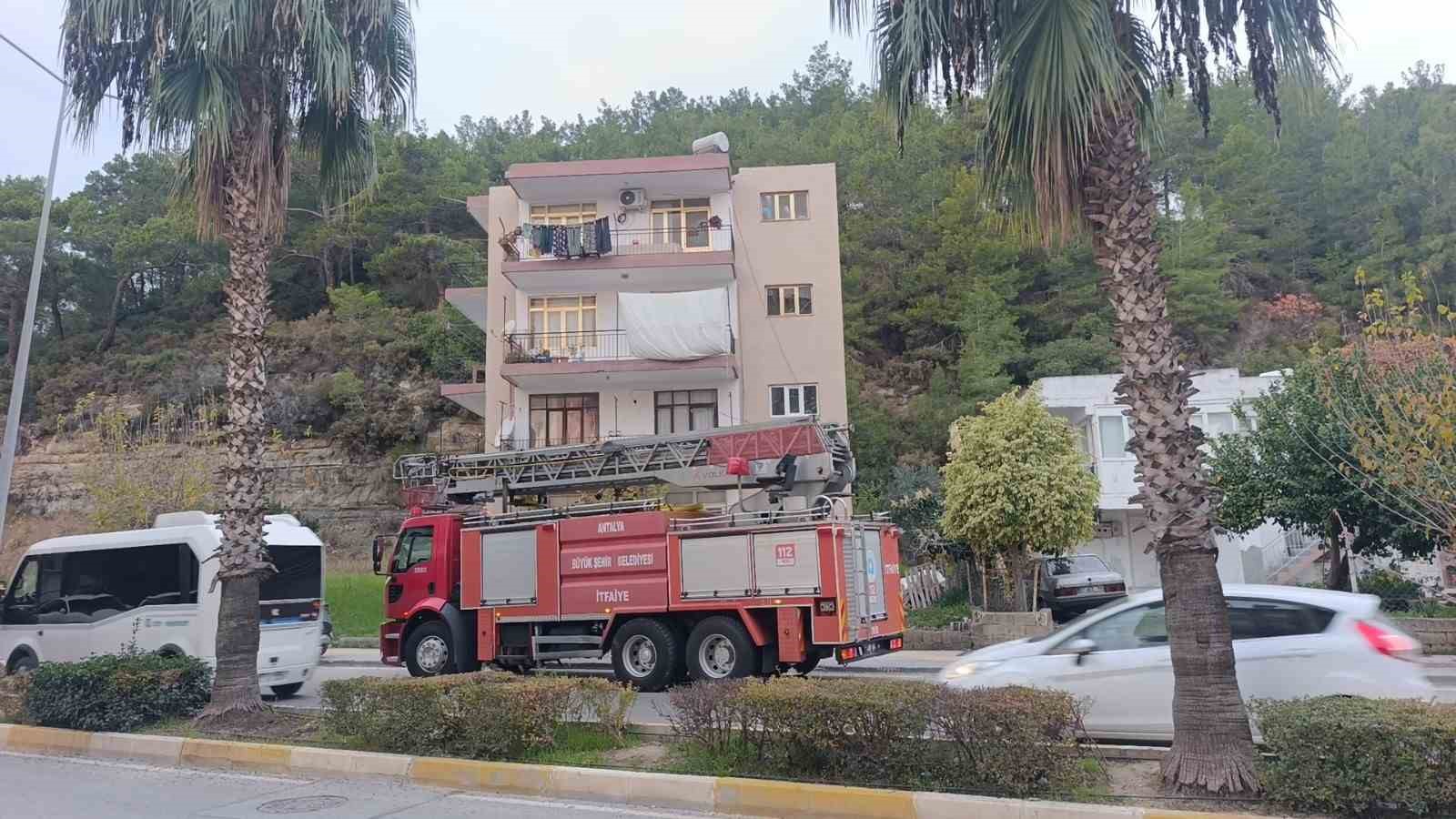 Küçük yaştaki çocuğu evde tek başına bıraktı, komşuların ihbarı ekipleri alarma geçirdi 6 kucuk yastaki cocugu evde tek basina birakti komsularin ihbari ekipleri alarma gecirdi 2 DgVPAMNL