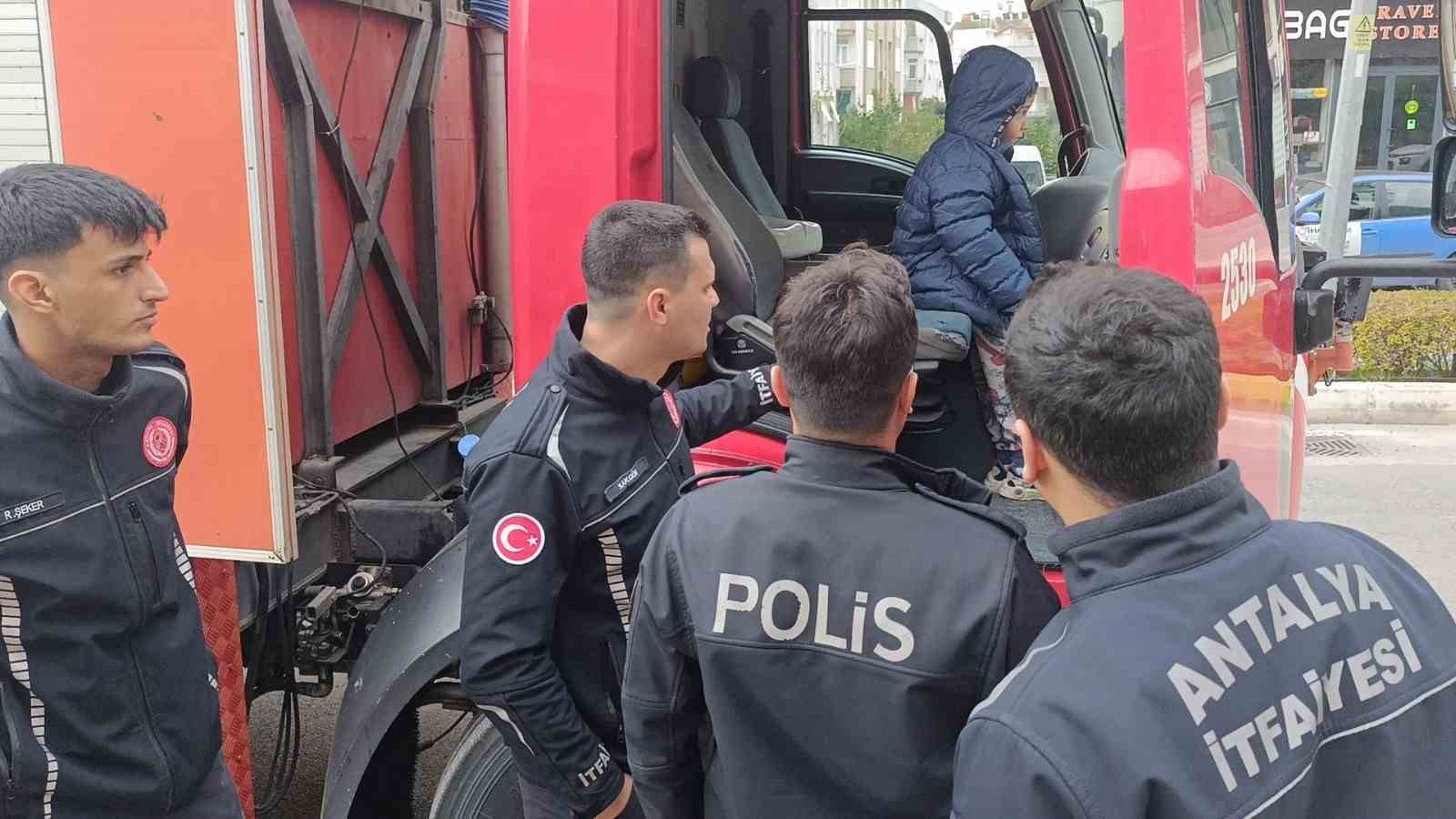Küçük yaştaki çocuğu evde tek başına bıraktı, komşuların ihbarı ekipleri alarma geçirdi 7 kucuk yastaki cocugu evde tek basina birakti komsularin ihbari ekipleri alarma gecirdi 3 r999gcUl
