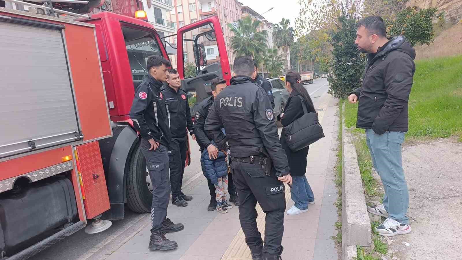 Küçük yaştaki çocuğu evde tek başına bıraktı, komşuların ihbarı ekipleri alarma geçirdi 9 kucuk yastaki cocugu evde tek basina birakti komsularin ihbari ekipleri alarma gecirdi 5