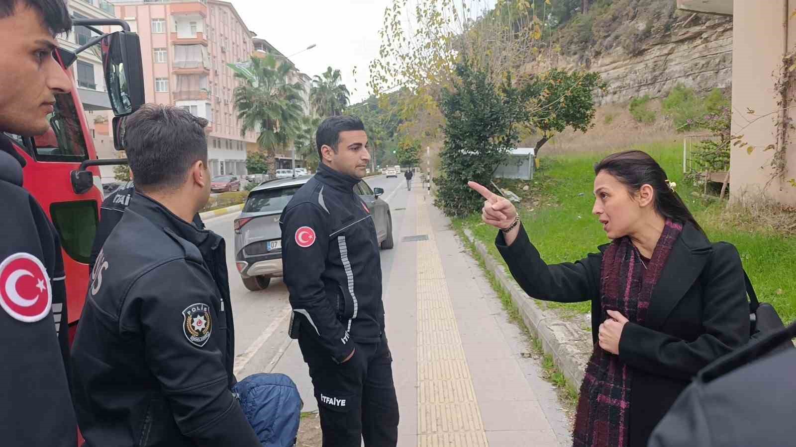 Küçük yaştaki çocuğu evde tek başına bıraktı, komşuların ihbarı ekipleri alarma geçirdi 10 kucuk yastaki cocugu evde tek basina birakti komsularin ihbari ekipleri alarma gecirdi 6
