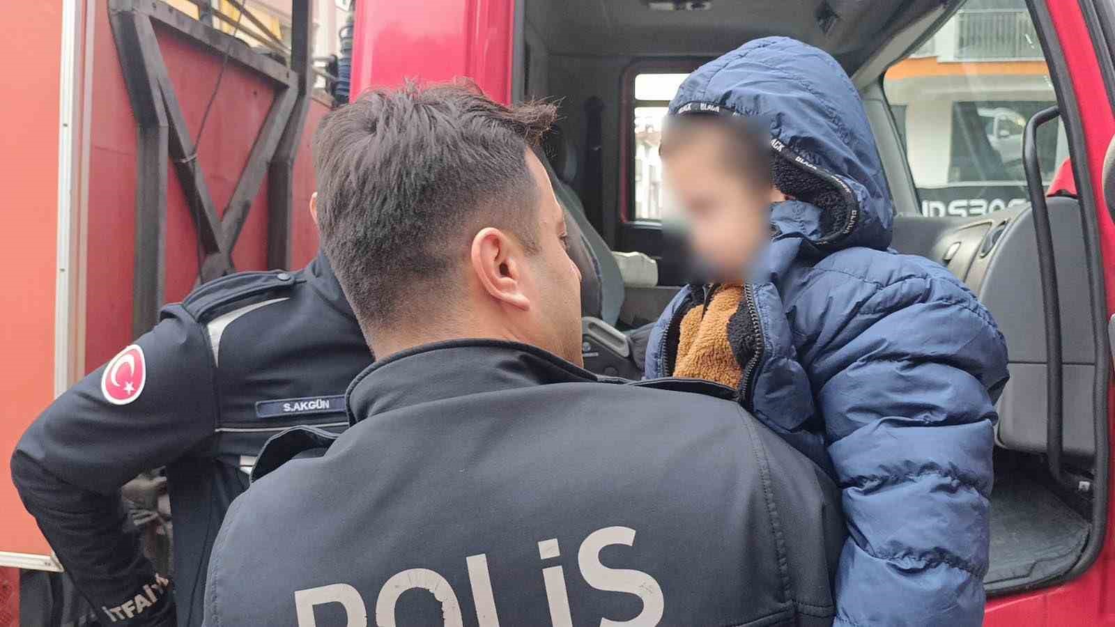 Küçük yaştaki çocuğu evde tek başına bıraktı, komşuların ihbarı ekipleri alarma geçirdi 11 kucuk yastaki cocugu evde tek basina birakti komsularin ihbari ekipleri alarma gecirdi 7 9HEItwyw