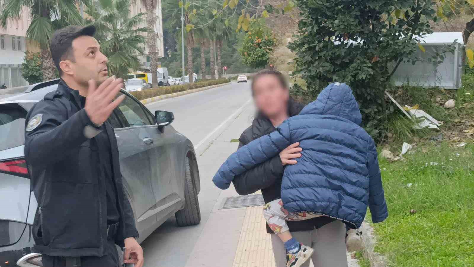 Küçük yaştaki çocuğu evde tek başına bıraktı, komşuların ihbarı ekipleri alarma geçirdi 12 kucuk yastaki cocugu evde tek basina birakti komsularin ihbari ekipleri alarma gecirdi 8 hBfuRmNV