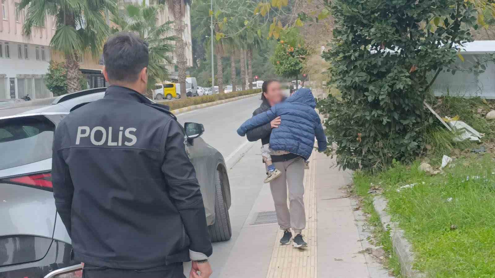 Küçük yaştaki çocuğu evde tek başına bıraktı, komşuların ihbarı ekipleri alarma geçirdi 13 kucuk yastaki cocugu evde tek basina birakti komsularin ihbari ekipleri alarma gecirdi 9 QS6dzzuX